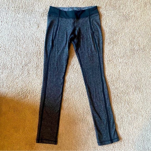 Lululemon Houndstooth Black/Gray Warm Leggings Size 8 / 33” inseam - Picture 2 of 5